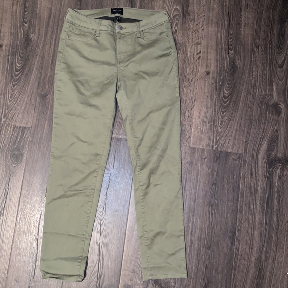 2/$40 Celebrity Pink- Green Skinny Short Jeans 🖤